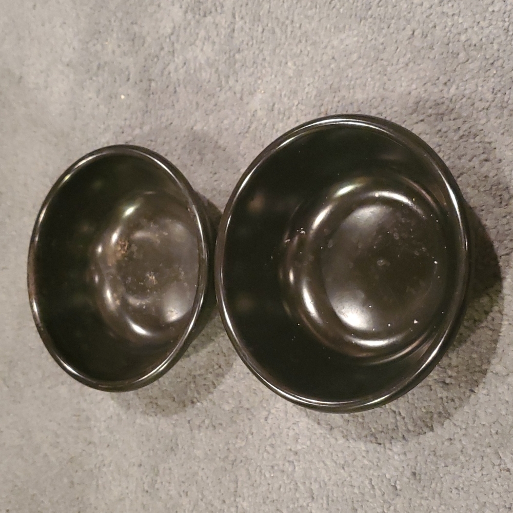 Two vintage black Rubbermaid bowls